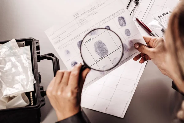 Experto en criminología trabajando — Foto de Stock