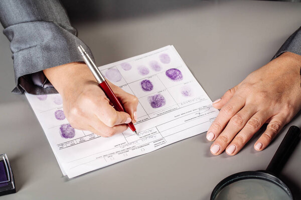 Detective expert writes into 