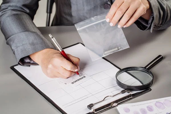 Detective expert writes into — Stock Photo, Image