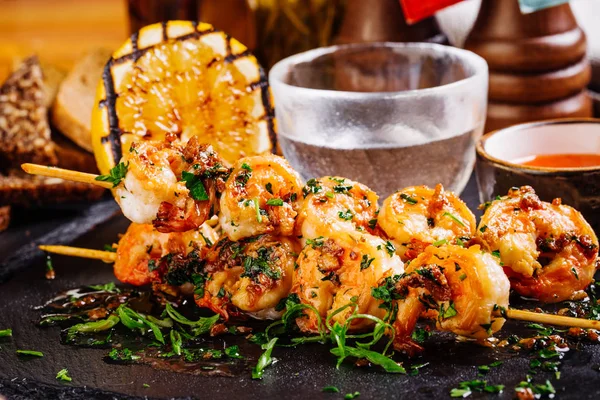 Roasted shrimps on skewers — Stock Photo, Image