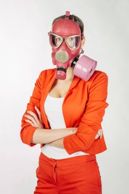gaz maskesi beyaz arka plan üzerinde duran genç iş kadını