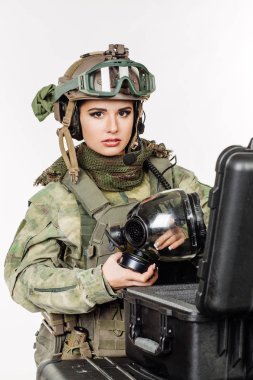 kadın korucu onarım düzeltme savaş aracında tüfekle