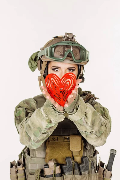 Красивая Девушка Солдат Красным Сердцем Руках — стоковое фото