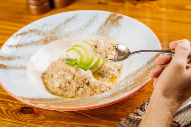 apple ve nane ile yulaf ezmesi 