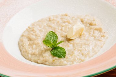 yağı ve nane ile yulaf ezmesi