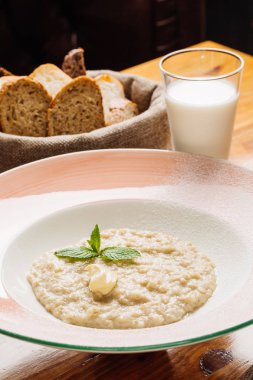 yağı ve nane ile yulaf ezmesi