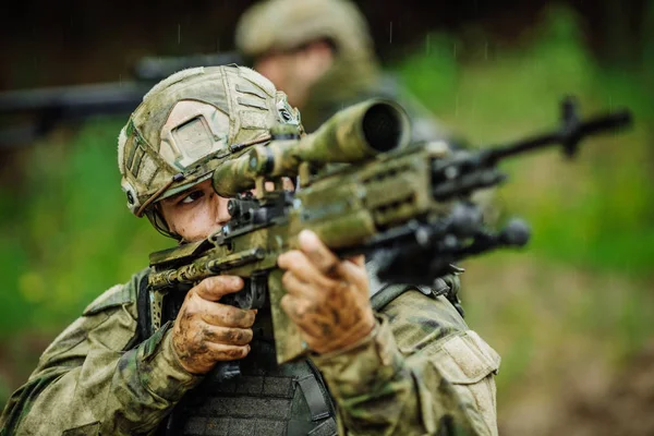 Retrato Guardabosques Campo Batalla Con Rifle — Foto de Stock