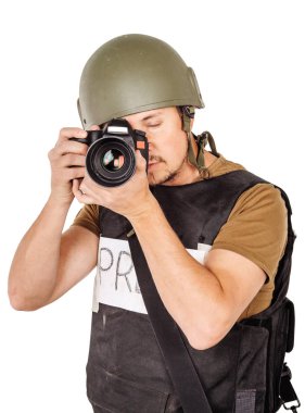 askeri basın fotoğrafçısı ile profesyonel bir fotoğraf makinesi. Beyaz arka plan üzerinde izole