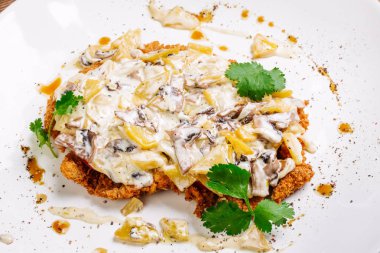 Krema soslu domuz eti biftek