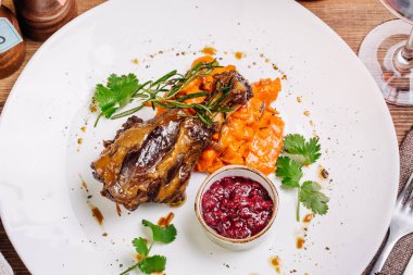 Kızarmış kuzu incik