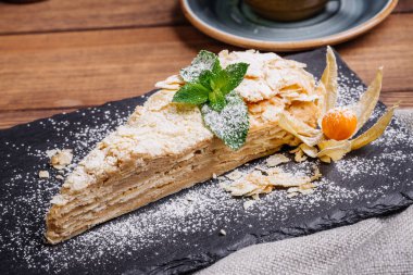 Napolyon keki tabakta