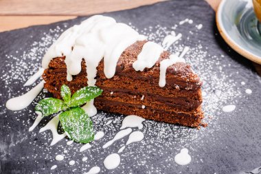 Masadaki çikolatalı pasta. 