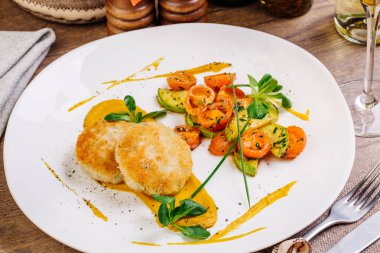 Tavuk pirzola, kızarmış kabak 