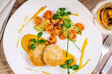 Tavuk pirzola, kızarmış kabak 