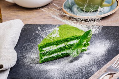 Ispanak pasta ahşap arka plan üzerinde