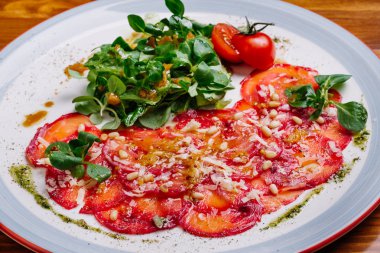 Beyaz tabakta yasaktır somon