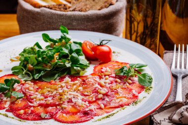 Beyaz tabakta yasaktır somon