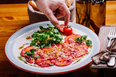 Beyaz tabakta yasaktır somon