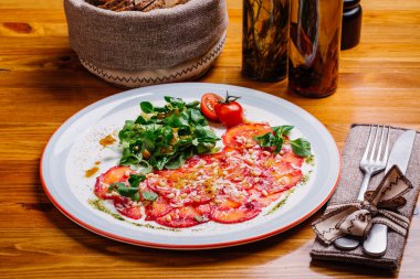 Beyaz tabakta yasaktır somon