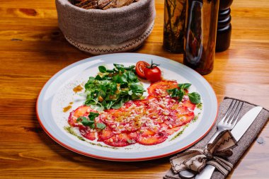 Beyaz tabakta yasaktır somon