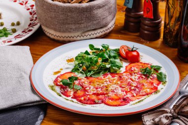 Beyaz tabakta yasaktır somon