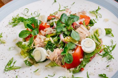 Tonbalıklı salata yakın çekim