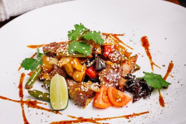 Marine biftek salata