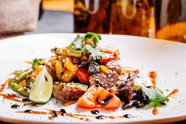 Marine biftek salata