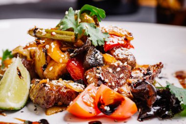 Marine biftek salata