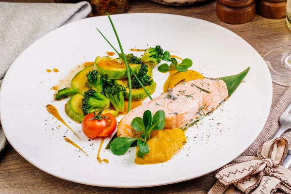 Bife de salmão grelhado — Fotografia de Stock