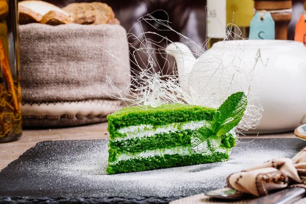 Ispanak pasta ahşap arka plan üzerinde — Stok fotoğraf