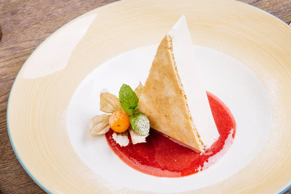 Strawberry cheesecake with raspberry sauce — Stock Photo, Image