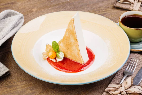 Strawberry cheesecake with raspberry sauce — Stock Photo, Image