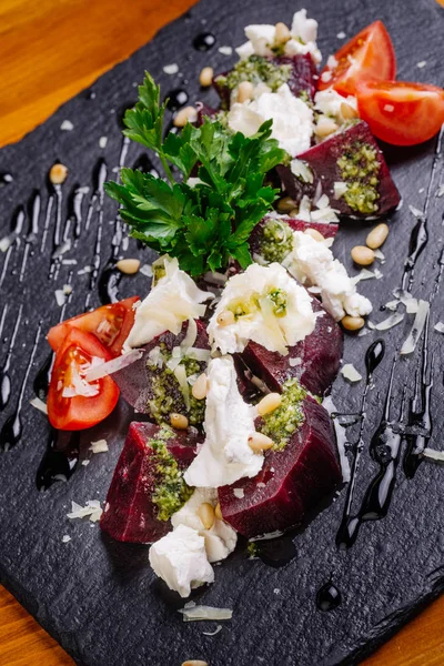 Свекольный салат с чесноком — стоковое фото