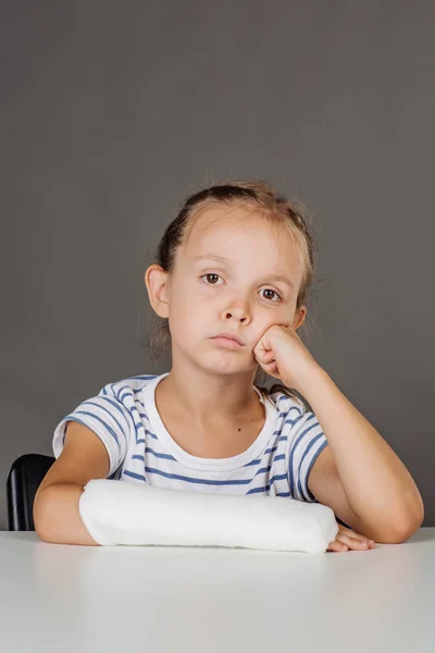 Маленькая девочка со сломанной рукой — стоковое фото