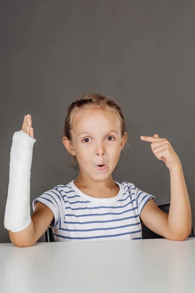 Niña con el brazo roto —  Fotos de Stock