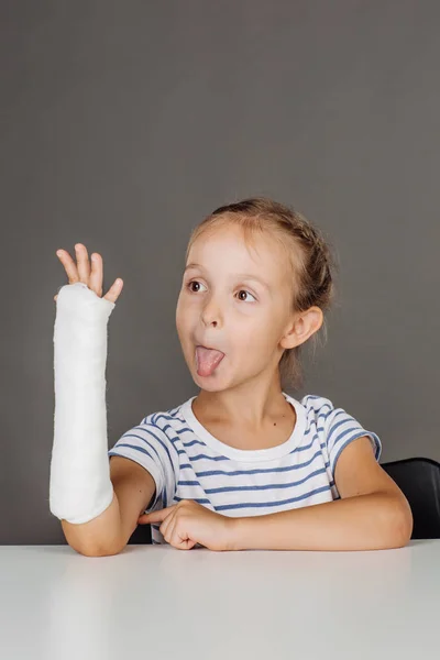 Petite fille avec bras cassé — Photo