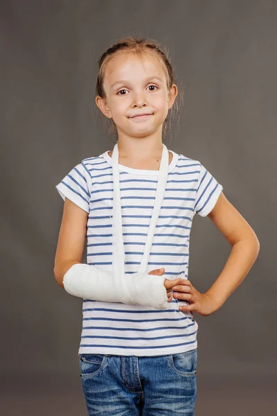 Kleines Mädchen mit gebrochenem Arm — Stockfoto