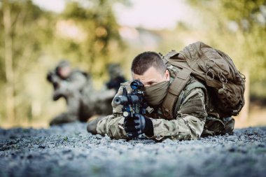 İngiliz Özel Kuvvetler asker silah ile askeri manevra katılmaktadır. Savaş, ordu, teknoloji ve insan kavramı.