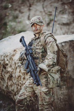 Dağda askeri operasyon sırasında İngiliz ordu nişancısı. Savaş, ordu, teknoloji ve insan kavramı.