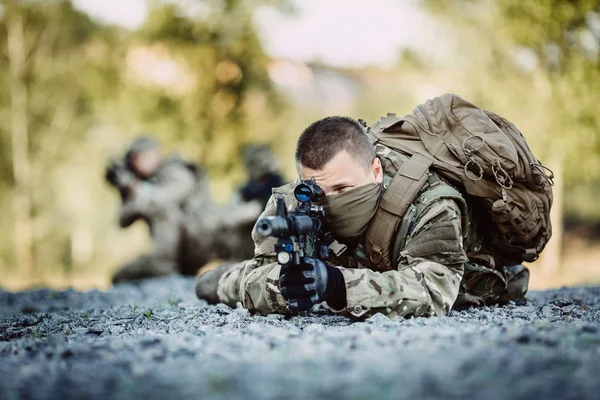 İngiliz Özel Kuvvetler asker silah ile askeri manevra katılmaktadır. Savaş, ordu, teknoloji ve insan kavramı.