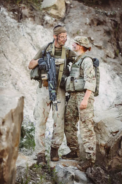 Üniformalı Askeri Çift Dışarıda Dikiliyor — Stok fotoğraf