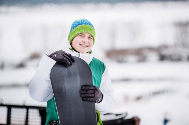 Genç adam ayaktaydï snowboard ile kar üzerinde