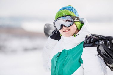 Snowboard ile kar üzerinde genç adam ayaktaydï. insanlar ve sağlıklı yaşam konsepti
