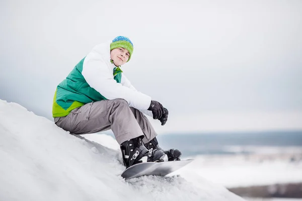 Jovem Sentado Neve Com Snowboard — Fotografia de Stock