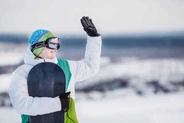 Snowboard ile kar üzerinde genç adam ayaktaydï. insanlar ve sağlıklı yaşam konsepti