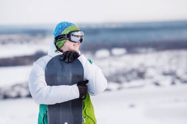 Snowboard ile kar üzerinde genç adam ayaktaydï. insanlar ve sağlıklı yaşam konsepti