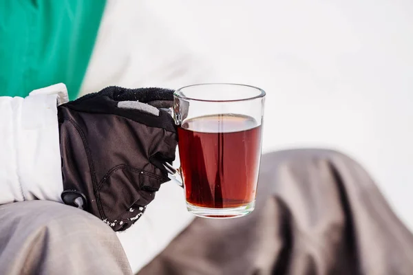 Muž se nalévá a pije čaj z termosky. lidé a zdravý život — Stock fotografie