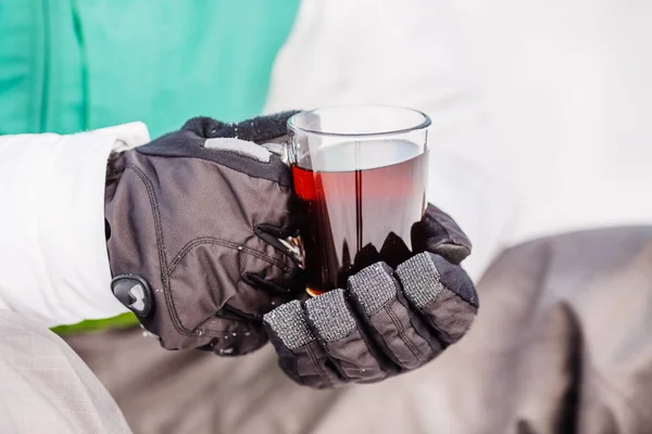 Man giet en thee drinkt uit een thermos. mensen en gezond leven — Stockfoto