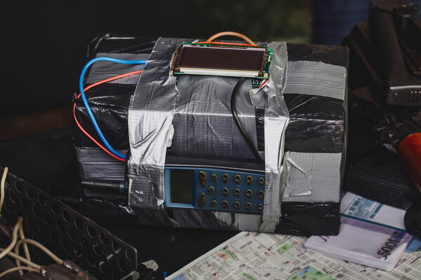 человек делает бомбу замедленного действия. терроризм и опасная концепция
.